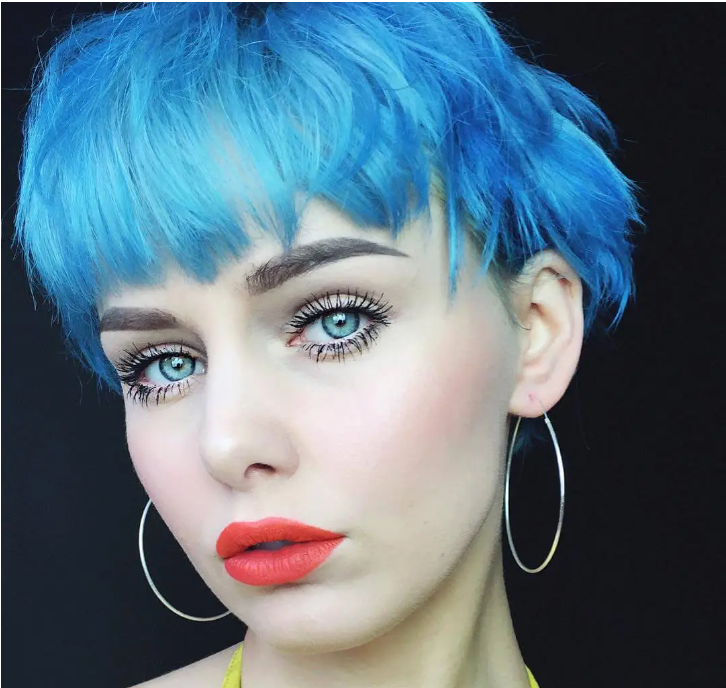 Short blue hairstyle with bangs